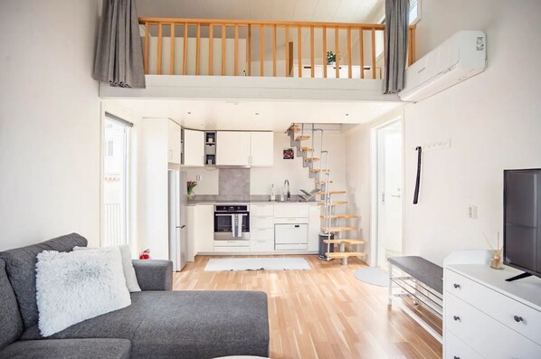 Smart TV - Modern Guest House, Near the Beach on Öckerö (Västra Götalands län)