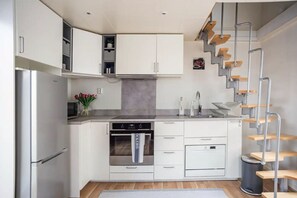 Fridge, microwave, oven, stovetop - Modern Guest House, Near the Beach on Öckerö (Västra Götalands län)