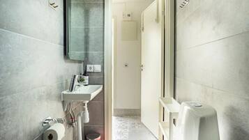 Dusj, hårføner, såpe og toalettpapir