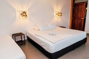 Quarto casal família, 1 cama King, banheira de imersão, vista para o rio | Escrivaninha, cortinas blackout, Wi-Fi de cortesia, roupa de cama