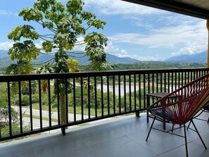 Standard-Doppelzimmer, 1 Queen-Bett, Balkon, Flussblick | Terrasse/Patio