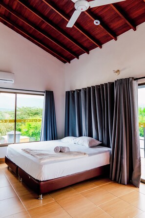 Escritorio, cortinas blackout, wifi gratis y ropa de cama 