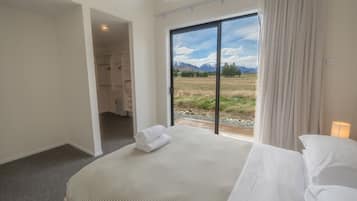 4 bedrooms, iron/ironing board, travel crib, free WiFi