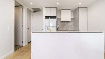 Frigorífico, microondas, horno y placa de cocina