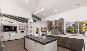 冷蔵庫、電子レンジ、オーブン、コンロ