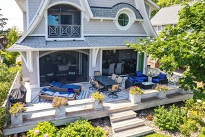 Outdoor dining - Turnkey all inclusive White Bear Lake, Minnesota lake home. (White Bear Lake)