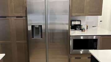 Frigorífico, microondas, horno y placa de cocina