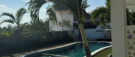 Una piscina al aire libre