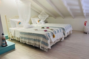 Ein Schlafzimmer mit Bett, Baldachin und einer Zierhenne.