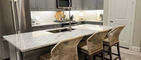 冰箱、微波炉、烤箱、炉灶