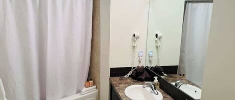 Dusche, Haartrockner, Handtücher, Shampoo