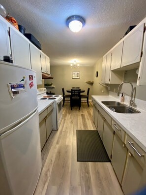 Fridge, oven, stovetop, coffee/tea maker