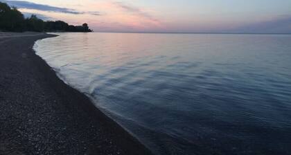 BeachFront Couples Getaway w Starlink & Sunrises!