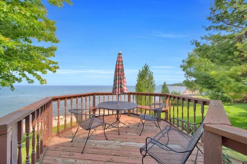 BeachFront Couples Getaway w Starlink & Sunrises!