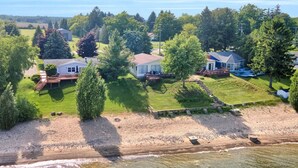 Zona residencial con casas, un muelle y una playa.