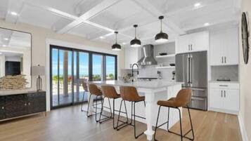 Kylskåp, mikrovågsugn, ugn och spishäll