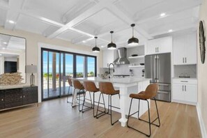 冷蔵庫、電子レンジ、オーブン、コンロ