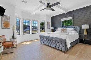 5 室のベッドルーム、デスク、WiFi