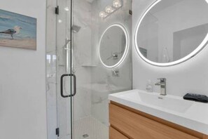 Bathroom - Lighthouse Cove: Sleeps up to 10, 2 kitchens, swim spa (Port Sanilac)