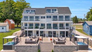 Un hôtel moderne à plusieurs étages, doté d’une cour intérieure, d’un espace extérieur aménagé et d’une piscine.