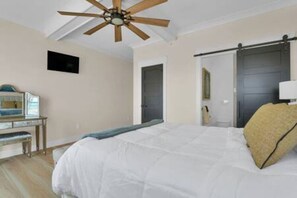 5 habitaciones, escritorio, tabla de planchar con plancha y wifi