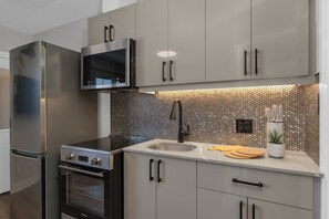 Réfrigérateur, four à micro-ondes, un four, surface de cuisson