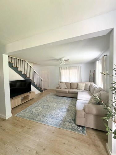 3-bedroom house in pleasant Ellsworth with AC, WiFi. Enjoy a cozy stay