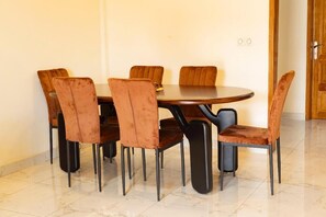 Dining - Appartement F3 Meublé Moderne & Sécurisé - Ndogbong Gendarmerie (DOUALA)