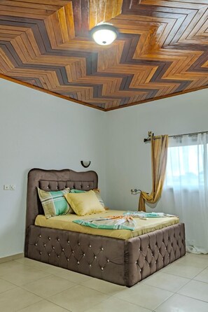 2 habitaciones, tabla de planchar con plancha y ropa de cama