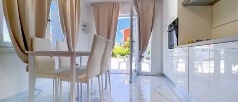 Frigorífico y placa de cocina