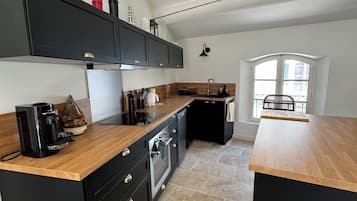 Een koelkast, een microgolfoven, een oven, een kookplaat