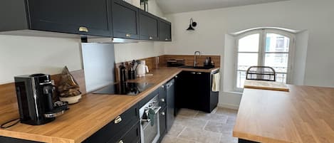 Refrigerador, microondas, horno y parrilla de estufa