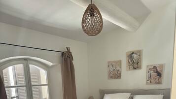 1 slaapkamer, een strijkplank/strijkijzer, gratis wifi, beddengoed