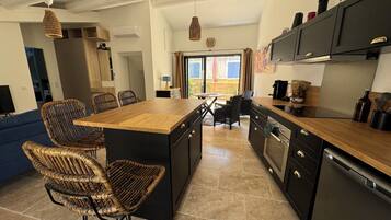 Een koelkast, een microgolfoven, een oven, een kookplaat