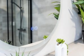 淋浴设施、免费洗浴用品、毛巾、卫生纸