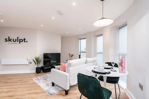 Flat-screen TV - Luxury 1 Bed Apt With City Views Heart of Leeds (Leeds)