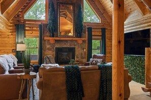 Smart TV, fireplace, foosball, table tennis - Spacious 6-bedroom lodge in lovely Hendersonville (Hendersonville)