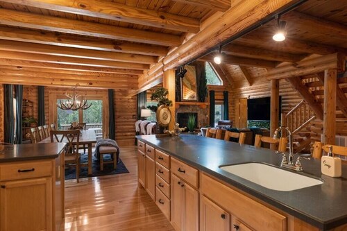 Spacious 6-bedroom lodge in lovely Hendersonville