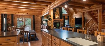 Spacious 6-bedroom lodge in lovely Hendersonville