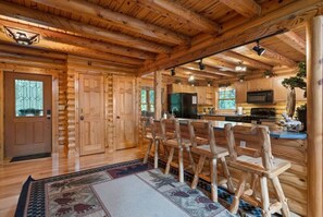 Fridge, microwave, oven, stovetop - Spacious 6-bedroom lodge in lovely Hendersonville (Hendersonville)