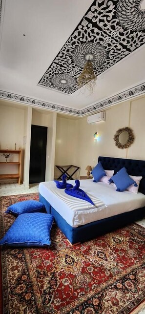 Standardzimmer | Schreibtisch, laptopgeeigneter Arbeitsplatz, Verdunkelungsvorhänge