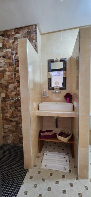 Standardzimmer | Schreibtisch, laptopgeeigneter Arbeitsplatz, Verdunkelungsvorhänge