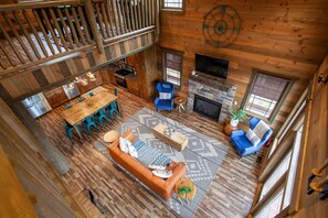 Smart-TV, Kamin, Videospiele, Tischfußball