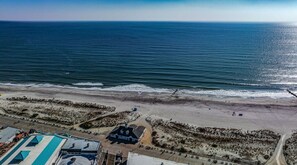 Una playa cerca, sillas reclinables de playa, toallas de playa