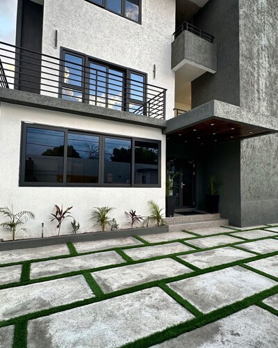 Cozy hotel in enjoyable Kingston with AC, WiFi