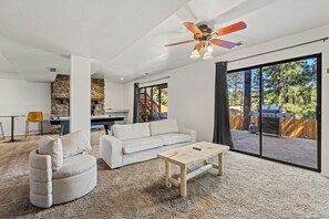 Smart TV, chimenea, videojuegos y tenis de mesa 
