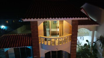 Comfort-rum - utsikt mot poolen | Skrivbord, arbetsyta för laptop, gratis wi-fi och sängkläder