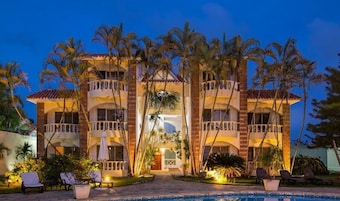 Comfort Room, Pool View | In-room dining