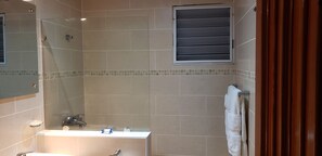 Comfort Room, Pool View | Bathroom | Free toiletries, towels, soap, shampoo - Hotel Voramar Sosua - Henk Prakken (Sosúa)