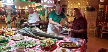 Frukostbuffé varje dag (USD 10 per person)